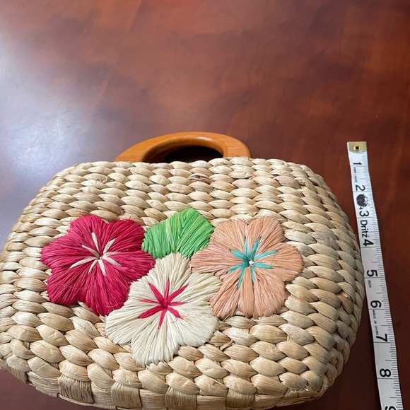 Cute straw/raffia handbag with zipper closure on top and double plastic handles. - Picture 3 of 8